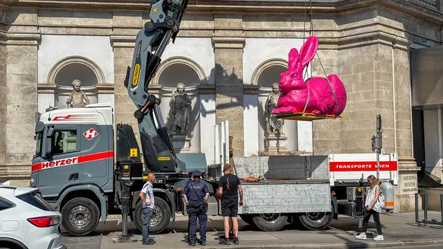Mittels Kran wurde die gigantische Hasenskulptur, die um die 100 Kilogramm wiegt, am Mittwochvormittag auf das Flugdach gehoben. | Foto: Andreas Pölzl/MeinBezirk Wien