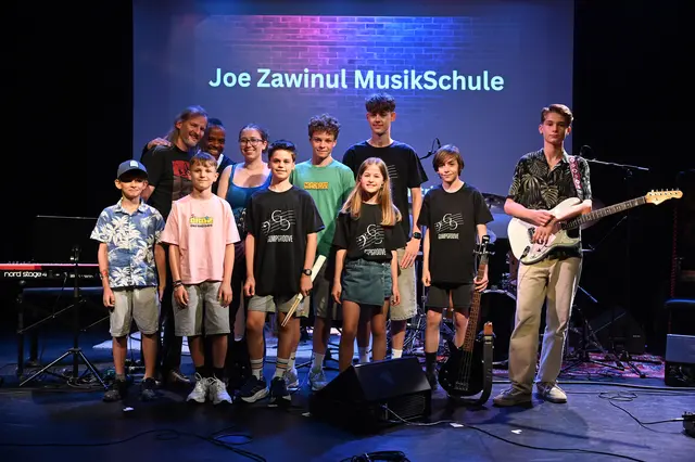 Gump Groove rockte in beiden Formationen (mit Sänger Vassili Putz und Sängerin Marie Lou Ehfrank) die Bühne. Mit im Gruppenbild Sigi Meier von der Joe Zawinul Musikschule Gumpoldskirchen und Tony Zawinul, der launig durch den Nachmittag führte.  | Foto: Pohl