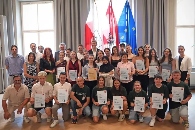 LRin Cornelia Hagele gratulierte 22 Schülerinnen und Schülern der MS Kematen, der MS Lechtal, des BG/BRG Sillgasse Innsbruck sowie der MS Wörgl zu ihren herausragenden Leistungen beim Erste-Hilfe-Bundesbewerb. | Foto: Land Tirol/Schallhart