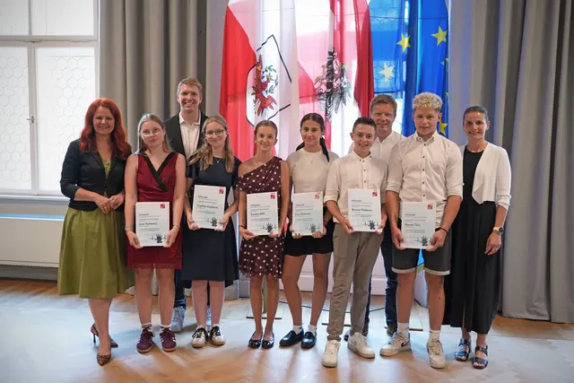 Das Team der MS Kematen sicherte sich beim Erste-Hilfe-Bundesbewerb den Vizemeistertitel in der Kategorie „LebensretterIn“. Im Bild (v. l.): LRin Cornelia Hagele, Ines Schwarz, Thomas Langecker (Lehrperson und Ersthelfer MS Kematen), Sophia Kapferer, Emma Köll, Ena Vukovic, Bruno Plattner, Matthias Schöpf (stv. Direktor MS Kematen), Marco Tica und Bildungsdirektorin Bettina Ellinger. | Foto: Land Tirol/Schallhart