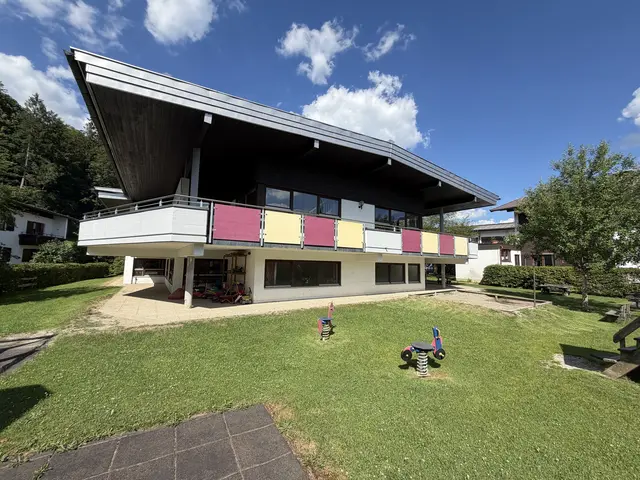 Am Areal des ehemaligen Kindergartens soll ein Wohnbauprojekt für Einheimische realisiert werden. | Foto: Johanna Bamberger