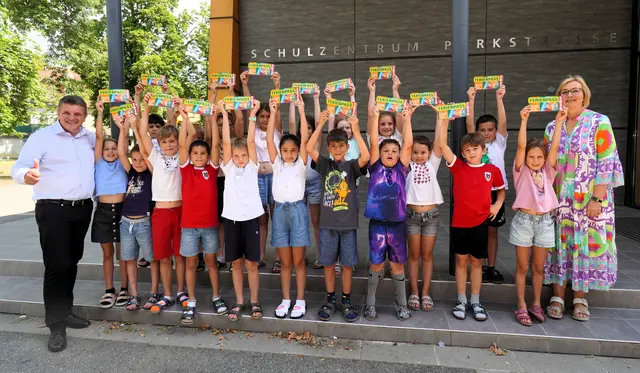 Auch die Schülerinnen und Schülern der Volksschule Fürstenfeld haben Freude mit ihrem Ferienpassheft. | Foto: Waltraud Wachmann