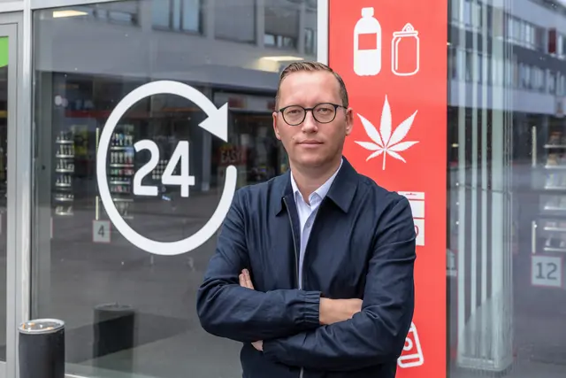 Bürgermeister Djundja vor dem E-Kiosk Oberndorf in unmittelbarer Nähe zur Volks- und Sonderschule. | Foto: Bernhard Rieger