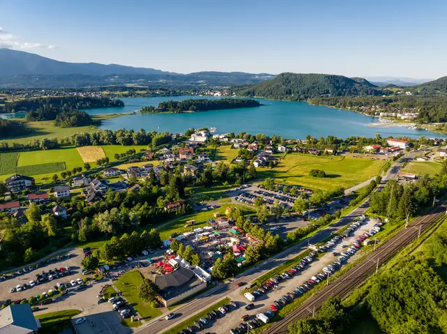 Zentral am Marktgelände der Ortschaft Faak am See gelegen, strömen jeden Donnerstag im Sommer tausende Gäste und Einheimische zum Markt. | Foto: Michael Stabentheiner