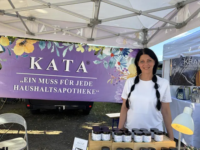 Maria Pavis von KATA Kosmetik stellt Cremen nach der Rezeptur von "Oma Kata" her. | Foto: MeinBezirk.at/Michaela Erlacher
