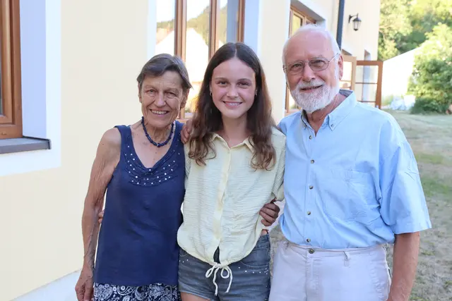 Alba Tschakert mit ihren Großeltern Hermine und Leo aus Waidhofen an der Thaya | Foto: Manfred Wlasak
