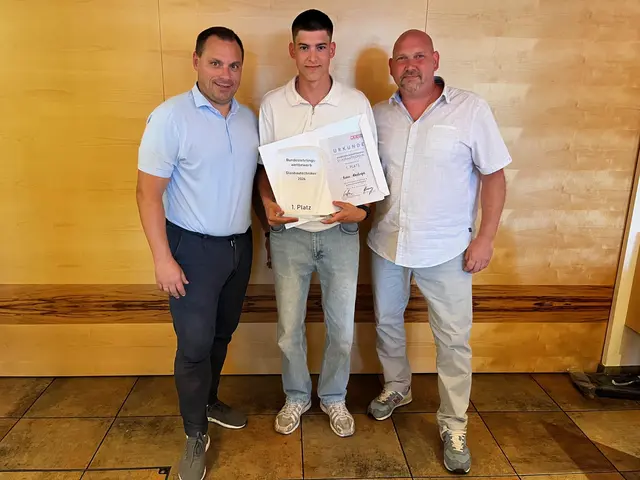 Reinhard Tober (Lehrlingswart der Glaser NÖ), Kevin Haslinger (Sieger) und Stefan Haslinger, der Vater des Siegers und Chef des Ausbildungsbetriebs HS Glas e.U.. | Foto: Landesinnung der Dachdecker, Glaser und Spengler NÖ