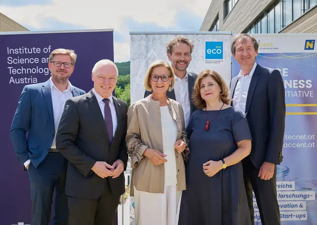 
Eröffnung des neuen Bauteils im XISTA Science Park Klosterneuburg (v.l.n.r.): Markus Wanke (GF XSITA), Helmut Miernicki (GF ecoplus), Landeshauptfrau Johanna Mikl-Leitner, Martin Hetzer (Präsident ISTA), Doris Agneter (GF tecnet equity) und Uli Grabenwarter (Deputy Director EIF). | Foto: NLK Pfeiffer