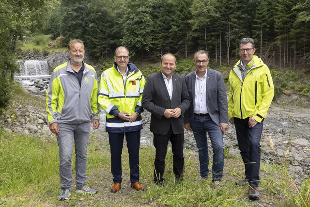 Präsentierten die Schutzmaßnahmen am Oberbergbach (v.l.): Josef Plank (WLV), Alexander Speckle (TIWAG-Vorstand), LHStv Josef Geisler, Bgm. Andreas Gleirscher und Gebhard Walter (WLV) | Foto: WLV/Die Fotografen