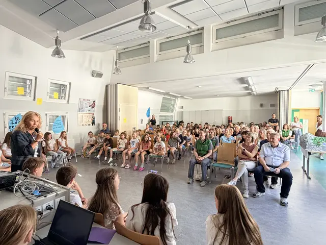 Ein vollgefüllter Veranstaltungssaal in der Nationalparkmittelschule Defereggental bei der Abschlusspräsentation des Forscherprojektes „Rund um den Obersee“.
 | Foto: Schulcluster Defereggental