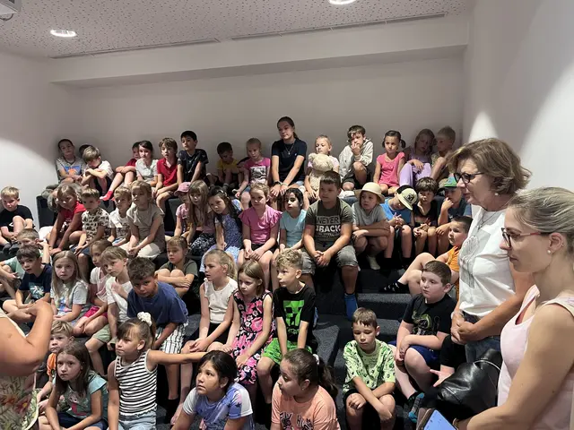Märchenerzählerin Franziska Kren.-Leitgeb in ihrem Element, die Köflacher Volkschulkinder und Stefanie Galler hörten zu. | Foto: Janach