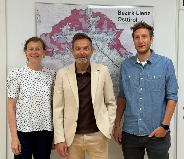 Bettina Heinricher mit dem neuen Bürgermeister von Strassen, Michael Trojer, und dem neuen Vizebürgermeister Michael Wieser (v.l.). | Foto: Land Tirol