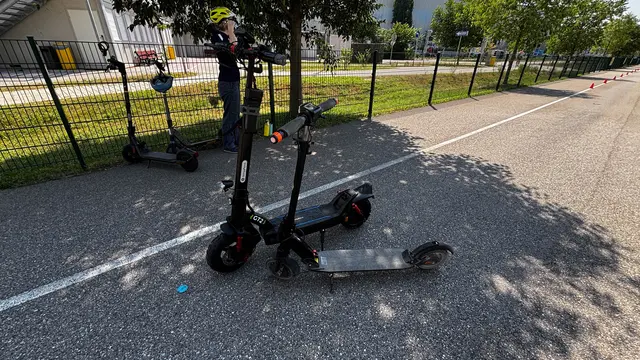 E-Scooter kommen in verschiedenen Ausführungen, höher oder tiefer gelegt, mit einer oder mehreren Bremsen - Man muss sich mit dem eigenen Fahrzeug vertraut machen. | Foto: Andreas Pölzl/MeinBezirk