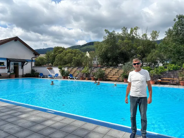 Bademeister Christian Fasching hat im Juni meistens viel zu tun.  | Foto: Bernd Dorner