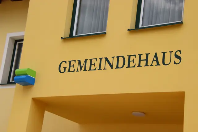 Das Bankomat-Logo prangt auf der Fassade des Gebäudes. | Foto: Martin Wurglits