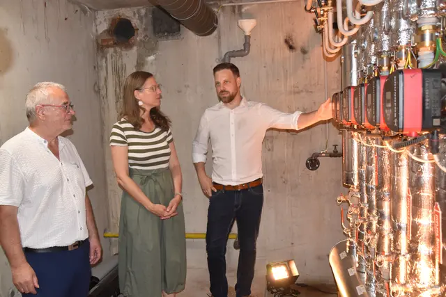 Thomas Monetti (Obmann OHO) und Dominik Kainz (Epicon Energy) zeigten Landeshauptmannstellvertreterin Anja Haider-Wallner die neue Heizungstechnik. | Foto: MeinBezirk/Michael Strini
