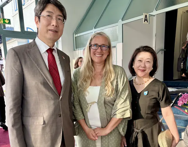 Hadl mit dem Japanischen Botschafter Kiminori Iwama und seiner Gattin.   | Foto: Privat