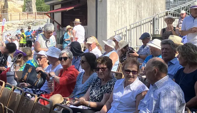 vorne v.re.n.li Otto und Elisabeth Scheu, Ehrenobfr. Marianne Hahn, Natascha Hahn, Paula Haller, Maria Hahn, Maria Artner; hintere Reihe v.re.n.li Marianne und Hans Kerstinger  | Foto: Paul Mayerhofer
