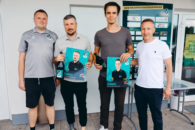 Der sportliche AKA-Leiter Christopher Ritscher (2.v.r.) und der administrative AKA-Leiter Armin Hörmanseder (2.v.l.) wurden verabschiedet. Am Bild mit SVR-Nachwuchsvorstand Wolfgang Benezeder (re.) und SVR-Marketingleiter Tim Entenfellner. | Foto: SVR/Schröckelsberger