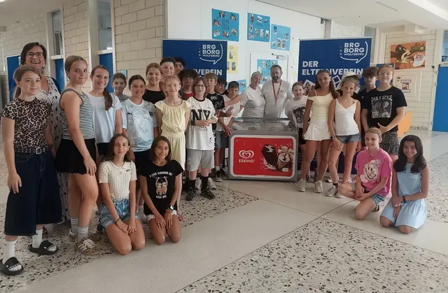 Die Schülerinnen und Schüler freuten sich über eine angenehme Abkühlung.  | Foto: BRG/BORG Wolfsberg
