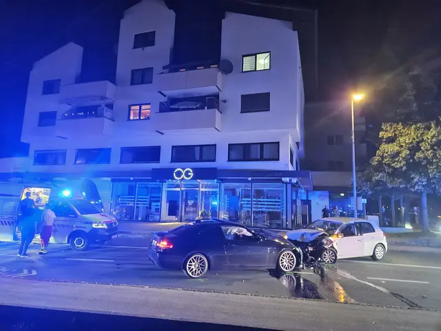 Die beiden Autos stießen in der Mühler Straße frontal zusammen. | Foto: Feuerwehr Reutte
