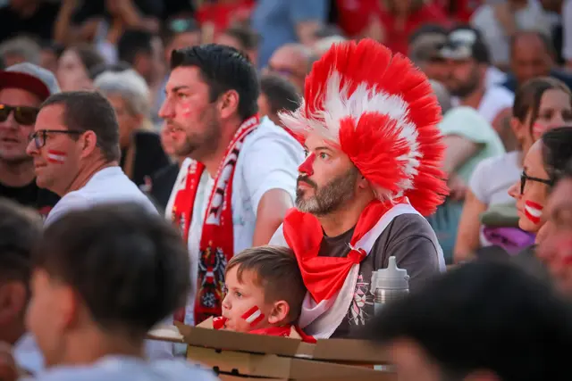 Fußballfans in rot-weiß-rot