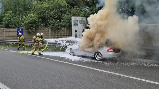 Das Fahrzeug brannte vollständig aus. | Foto: ZOOM.Tirol