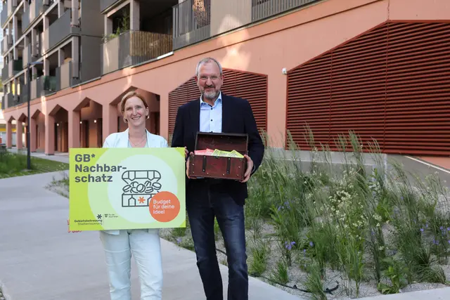 Wohnbaustadträtin Elke Hanel-Torsch (SPÖ) und Otto Eckl der Leiter der MA 25 – Stadterneuerung und Prüfstelle für Wohnhäuser gratulieren den Gewinnerprojekten.  | Foto: Stadt Wien/Pamela Rußmann