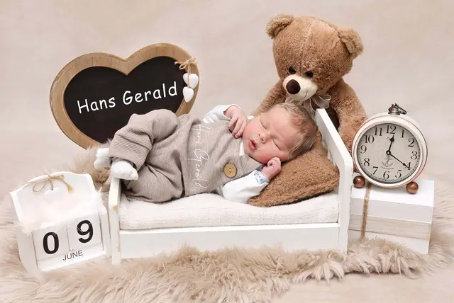 Name: Hans Gerald
Geburtstag: 09.06.2026 um 12:20 Uhr im LKH Hartberg
Gewicht: 3890 g
Größe: 56 cm
Eltern: Tanja und Daniel
Geschwister: Karl Johann | Foto: FotoStudio Semler