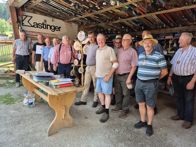 Zu Besuch bei Hans Fuchs und seiner umfangreichen Wintersport-Gegenstände-Sammlung. | Foto: Alois Bogensperger
