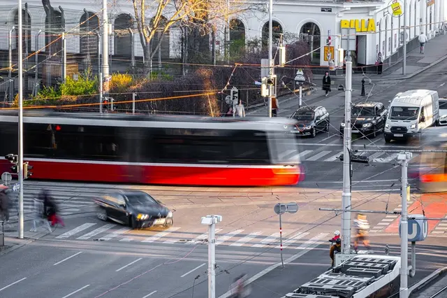 Die Straßenbahnlinie D wird schneller, dafür wird eine Parkspur auf der Wieden gestrichen. Der Bezirk veranlasste eine Diskussionsrunde mit den Behörden, an den Plänen änderte das nichts. | Foto: Wiener Linien/Julia Allerding