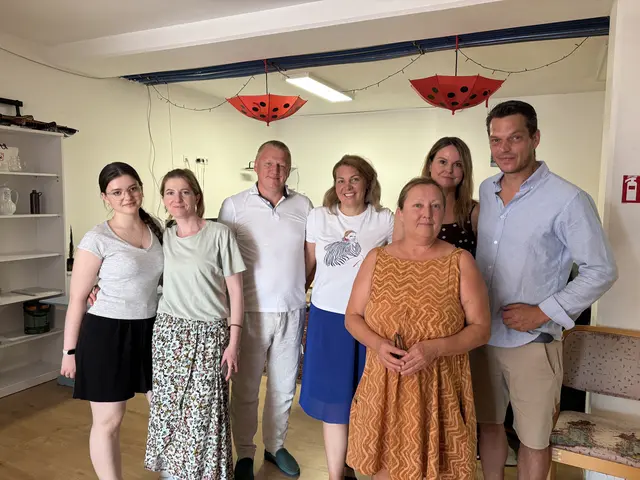 Sie durften doch bleiben: die drei ukrainischen Familien mit Sabine Neschner und Martin Marousek. | Foto: Lauren Fahrenberger / MeinBezirk
