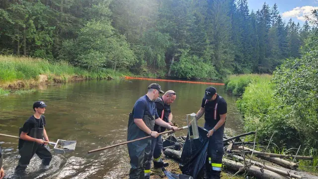 Zusammen mit anderen Feuerwehren wurden im Bereich Modriach Ölsperren errichtet. | Foto: FF Voitsberg