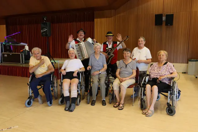 v.l.n.r.: Ernst und Ferri Illmaier begeisterten die Bewohner Josef Schabatka, Hans Klimt, Anneliese Hillinger, Hildegard Ettenauer, Maria Hahn und Anna Bartl am Weißen Hof. | Foto: PBZ Tulln / Lins