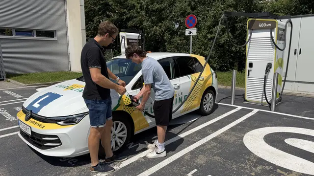Fahrschulleiter Thomas Leitner mit Fahrschüler Lukas Kainz-Stögmüller | Foto: Euroline