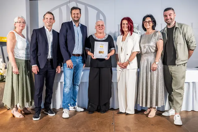 V.l.n.r.: Eva Fehringer (Betriebsrätin), Stefan Weinlich (BILLA Vertriebsdirektor), Goran Savic (BILLA Vertriebsleiter), Lucia Hell (Jubilarin), Sonja Tippelt (Betriebsrätin), Claudia Slezak (Betriebsrätin) und Boris Bjekic (BILLA Vertriebsmanager). | Foto: Billa AG/Andreas Mueller