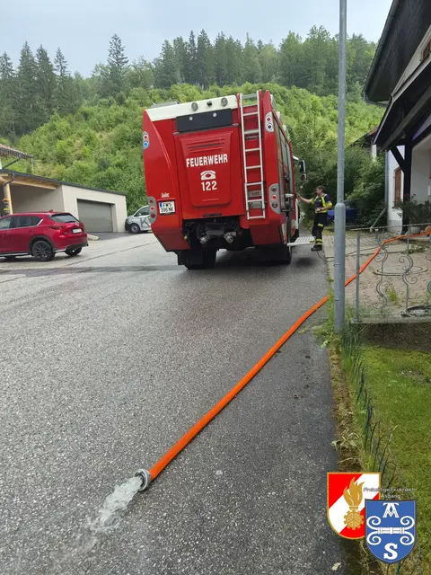 Auspumpen nach dem Starkregen. | Foto: Freiwillige Feuerwehr Aspang