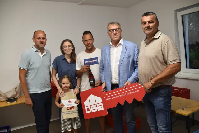 Symbolische Schlüsselübergabe in Rechnitz an die neuen Mieterinnen und Mieter. | Foto: MeinBezirk/Michael Strini