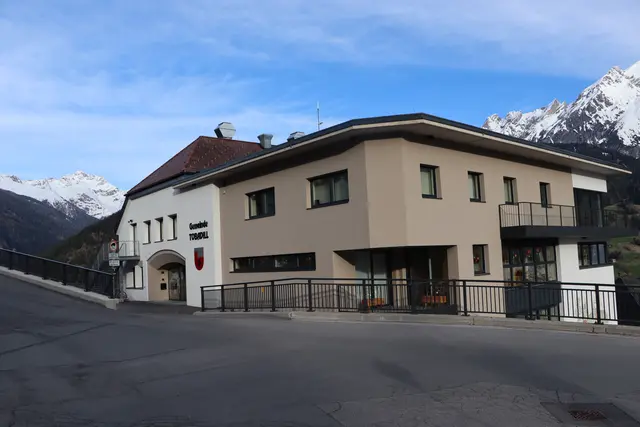 Das Gemeindehaus beheimatet auch den örtlichen Kindergarten und die Volksschule. | Foto: Thomas Seelos