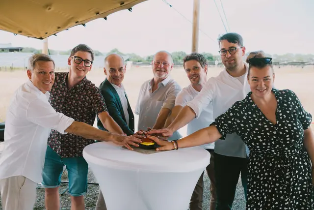 (v.l.)  Jan Häupler, CFO oekostrom AG, Peter Kuntner, Projektleiter oekostrom Produktions GmbH, Ulrich Streibl, CEO oekostrom AG, Wolfgang Kovacs, Bürgermeister Parndorf, Christoph Grosssteiner, Geschäftsführer oekostrom Produktions GmbH, Julian Tiencken, Geschäftsführer Green Planet Projects, Elisabeth Reinthaler, Teamleiterin Projektentwicklung PV-Kraftwerke oekostrom Produktions GmbH | Foto: oekostromAG/Lena Müllner
