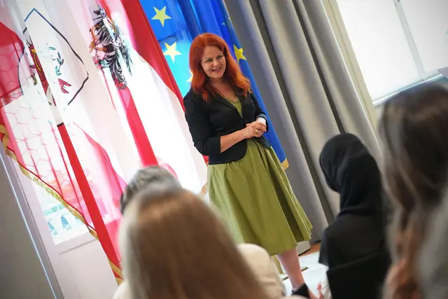 „Erste Hilfe kann Leben retten. Deshalb ist es von unschätzbarem Wert, wenn Kinder und Jugendliche diese Fähigkeiten bereits in der Schule erlernen", betont LRin Cornelia Hagele. | Foto: Land Tirol/Schallhart