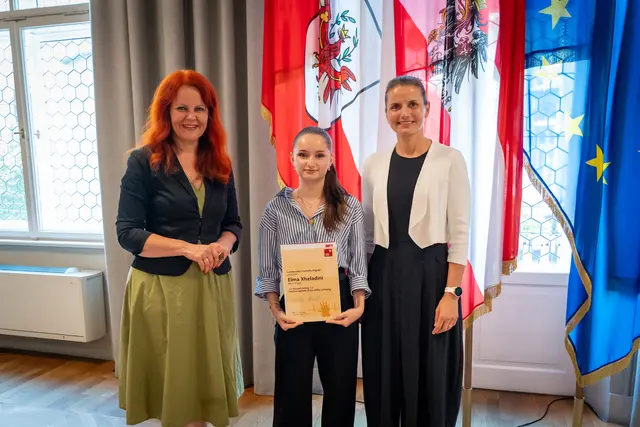 Für ihre bemerkenswerte Erste-Hilfe-Leistung wurde Elma Xheladini von der MS Wörgl von LRin Cornelia Hagele und Bildungsdirektorin Bettina Ellinger mit einer Urkunde ausgezeichnet. | Foto: Land Tirol/Schallhart