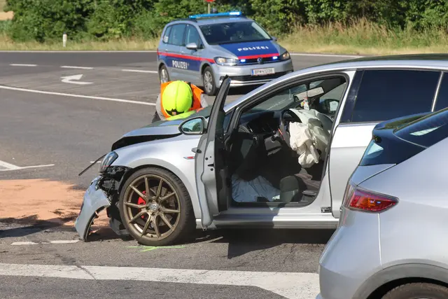 Wieder zwei Autowracks beim Autobahnzubringer der A8 in Pichl bei Wels. | Foto: laumat.at