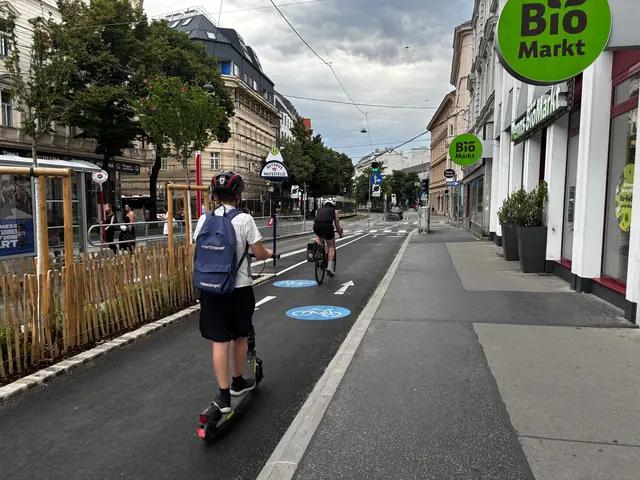 Roller und Fahrräder düsen über die Bezirksgrenze: Die Lücke des Radwegs auf der Wiedner Hauptstraße ist geschlossen. In nächster Nähe sind die Bauarbeiten indessen kurz vor dem Start. | Foto: Barbara Schuster/MeinBezirk