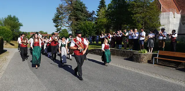 Beim Musikertreffen in Söchau defilierten die Ehrengäste beim Marsch der Kapellen in das Festgelände. | Foto: Waltraud Wachmann