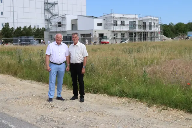 Bürgermeister Ernst Wendl und GGR Herbert Stuxer beim neu zu errichtenden Fuß- und Radweg. | Foto: Gemeinde Himberg