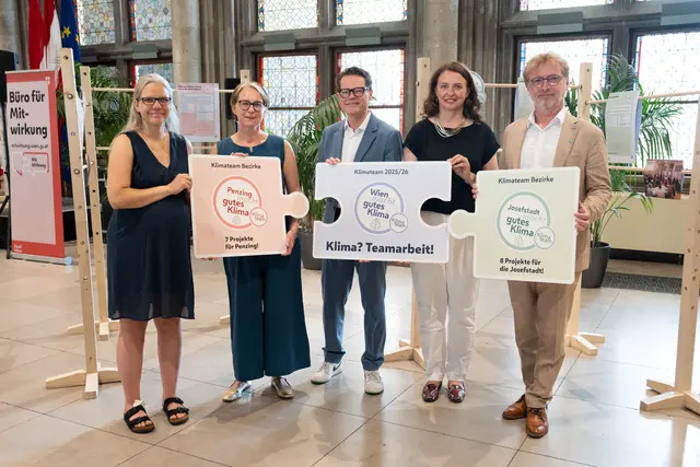 v.l.n.r.: Jurymitglied aus Penzing, Alexandra Eichler, Bezirksvorsteherin in Penzing, Michaela Schüchner (SPÖ), Klimastadtrat Jürgen Czernohorszky (SPÖ), Klubobfrau der Neos Wien, Selma Arapovic und Bezirksvorsteher in der Josefstadt, Martin Fabisch (Grüne), zeigen sich zufrieden. | Foto: Sade Jerabek/MeinBezirk