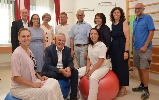 Bundesrätin Viktoria Hutter, Landesrat Anton Kasser Assistent der Geschäftsführung Gesundheit Waldviertel GmbH Thomas Schmallegger und Stellv. Ärztliche Standortleiterin Elke Maurer (sitzend) mit Assistent der Geschäftsführung Gesundheit Waldviertel GmbH Thomas Schmallegger, Ärztliche Direktorin Julia Dlask, Stellv. Pflegedirektorin Doris Fidi, Ärztlicher Standortleiter Hermann Reiter, Kaufmännischer Direktor Franz Huber, Betriebsratsvorsitzende Sonja Redl, Kaufmännische Standortleiterin Sonja Schindler, BSc 
MSc, Kaufmännische Standortleiterin und dem Leiter Technik Ernst Gattinger (jeweils v.l.) | Foto: Landesklinikum Waidhofen/Thaya