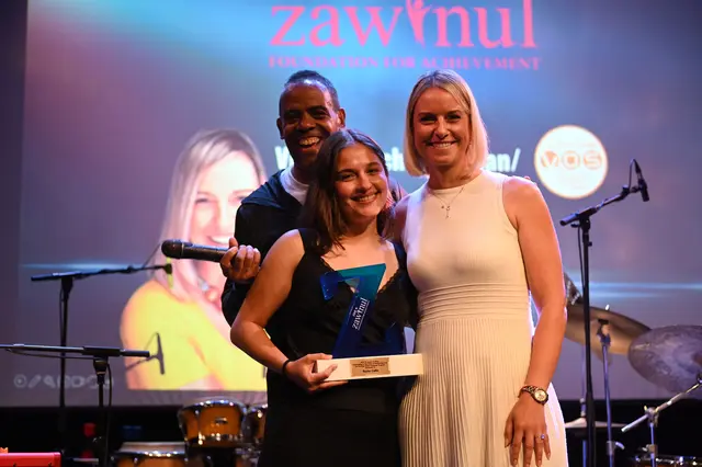 Gewinnerin des Los-Angeles-Awards 2025 Baylee Gallie mit Tony Zawinul und Voice Coach Radina Veliova. | Foto: Pohl