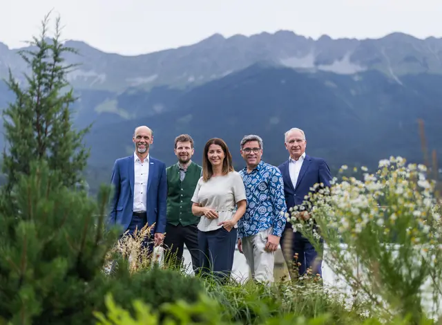 Franz Mair (Vorstand TIROLER), Naturgefahrenspezialist Hans Starl, Isolde Stieg (Vorstand TIROLER) mit „Klimajäger“ Andreas Jäger und Kurt Weinberger (Vorstand Österreichische Hagelversicherung). | Foto: TIROLER/Rainer